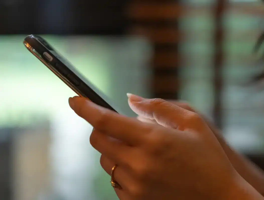 Não Me Perturbe - Cadastro do telefone para evitar ligações de telemarketing Pessoa utilizando celular para acessar serviço de bloqueio de chamadas indesejadas