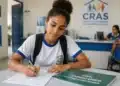 Estudante atualizando os dados do CadÚnico em uma unidade de atendimento social para ter acesso ao Pé-de-Meia.
