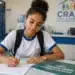 Estudante atualizando os dados do CadÚnico em uma unidade de atendimento social para ter acesso ao Pé-de-Meia.