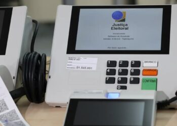 Urna eletrônica da Justiça Eleitoral representando o início do período de convenções partidárias das Eleições 2026