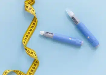 Canetas injetáveis com semaglutida ao lado de fita métrica representam novas opções de tratamento para diabetes tipo 2 aprovadas pela Anvisa.