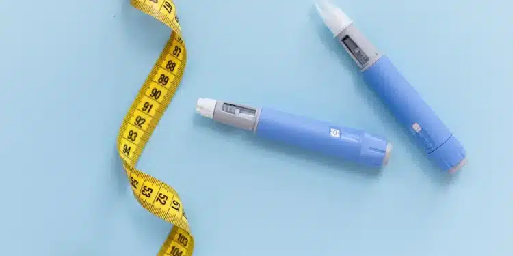 Canetas injetáveis com semaglutida ao lado de fita métrica representam novas opções de tratamento para diabetes tipo 2 aprovadas pela Anvisa.