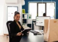 Profissional analisa documentos no escritório para planejar uma carreira mais segura e diversificada.