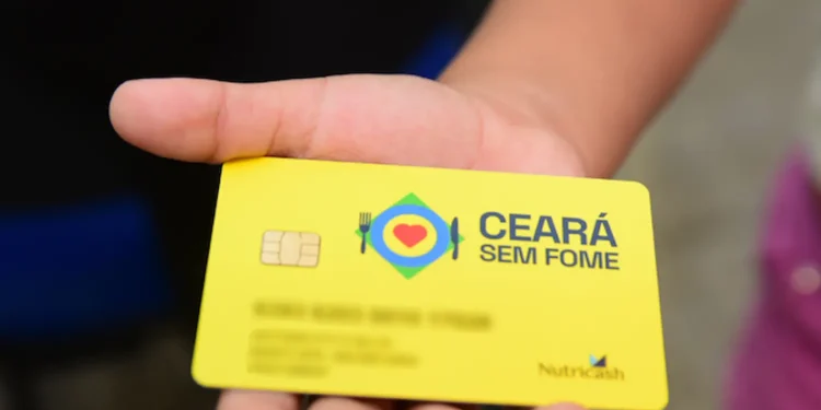 Cartão Ceará Sem Fome utilizado por beneficiários do programa de auxílio alimentar.