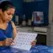 Mulher consultando o calendário do Gás do Povo, representando as datas das próximas recargas gratuitas do benefício em 2026.