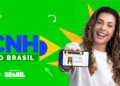 Jovem sorri ao mostrar CNH digital no celular em peça do Programa CNH do Brasil.