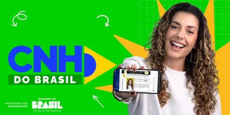 Jovem sorri ao mostrar CNH digital no celular em peça do Programa CNH do Brasil.