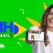 Jovem sorri ao mostrar CNH digital no celular em peça do Programa CNH do Brasil.