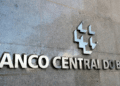 Logo do Banco Central do Brasil em fachada de prédio durante divulgação do novo concurso público.