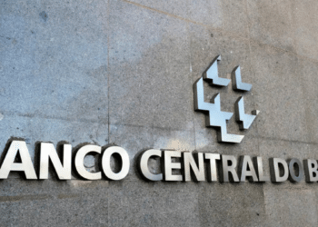 Logo do Banco Central do Brasil em fachada de prédio durante divulgação do novo concurso público.