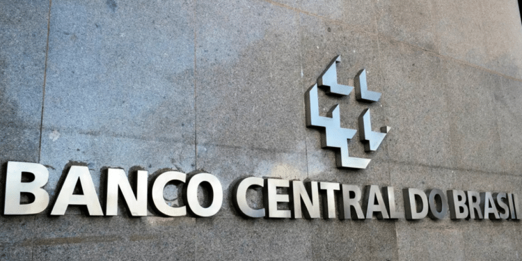 Logo do Banco Central do Brasil em fachada de prédio durante divulgação do novo concurso público.