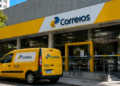 Fachada de agência dos Correios com veículo de entrega em frente, representando o concurso dos Correios e a convocação de aprovados.