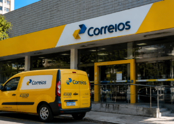 Fachada de agência dos Correios com veículo de entrega em frente, representando o concurso dos Correios e a convocação de aprovados.
