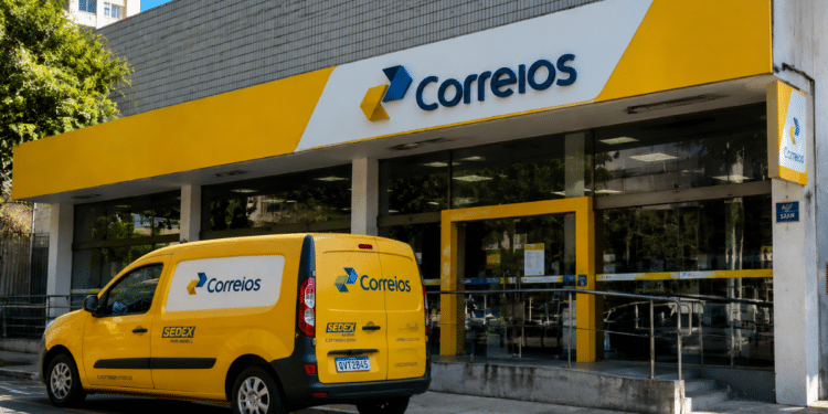 Fachada de agência dos Correios com veículo de entrega em frente, representando o concurso dos Correios e a convocação de aprovados.