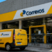 Fachada de agência dos Correios com veículo de entrega em frente, representando o concurso dos Correios e a convocação de aprovados.
