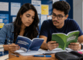 Dois estudantes leem livros identificados como "Concursos Federais" e "Concursos Estaduais" diante de um mural de avisos