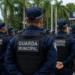 Guardas municipais fardados em formação durante preparação para concurso público.