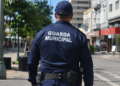 Guarda municipal fardado, visto de costas em área urbana, representando o concurso da Guarda Municipal de Itupeva.