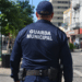 Guarda municipal fardado, visto de costas em área urbana, representando o concurso da Guarda Municipal de Itupeva.