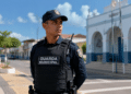 Guarda Municipal fardado em rua de cidade brasileira durante preparação para concurso da Guarda Municipal de Palhano (CE).