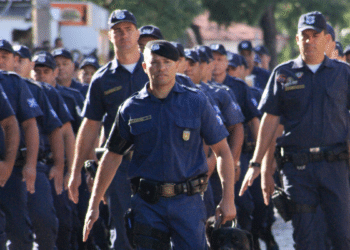 Guarda municipal fardado durante atuação em patrulhamento representando concurso com 40 vagas e salário de R$ 3.443,80.