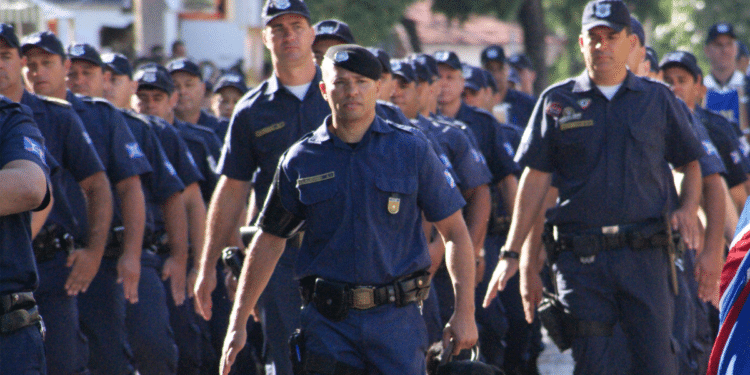 Guarda municipal fardado durante atuação em patrulhamento representando concurso com 40 vagas e salário de R$ 3.443,80.