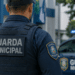 Guarda Municipal fardado de costas em frente a viatura oficial, representando o concurso da Guarda Municipal de Sobral (CE).