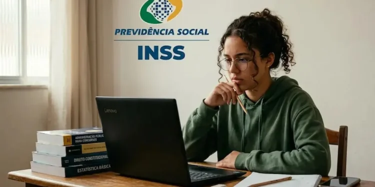 Candidata estuda para o concurso do INSS com notebook, livros e anotações antes da publicação do edital.