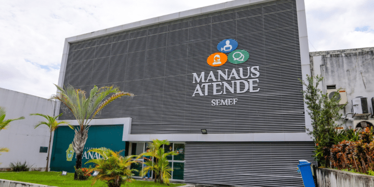 Prédio público de Manaus com identificação da Semef, representando o concurso ISS Manaus (AM).