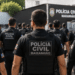 Policiais civis do Maranhão fardados em frente a uma unidade da Polícia Civil, representando o concurso da PC-MA.