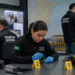Peritos oficiais analisam evidências em laboratório durante atividade de investigação criminal.