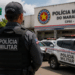 Policial militar em frente ao prédio da Polícia Militar do Maranhão durante divulgação do concurso PM-MA com 1.000 vagas.