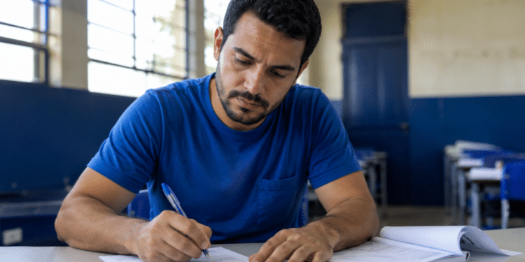 Candidato preenche documento durante preparação para concurso da Prefeitura de Rancho Alegre D’Oeste, no Paraná.