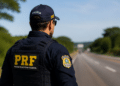 Policial rodoviário federal em rodovia durante fiscalização representando concurso da PRF Administrativo.
