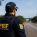 Policial rodoviário federal em rodovia durante fiscalização representando concurso da PRF Administrativo.