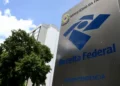 Placa da Receita Federal em destaque representa o novo concurso público autorizado com 146 vagas para Auditor-Fiscal e Analista Tributário.