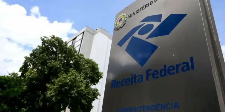Placa da Receita Federal em destaque representa o novo concurso público autorizado com 146 vagas para Auditor-Fiscal e Analista Tributário.