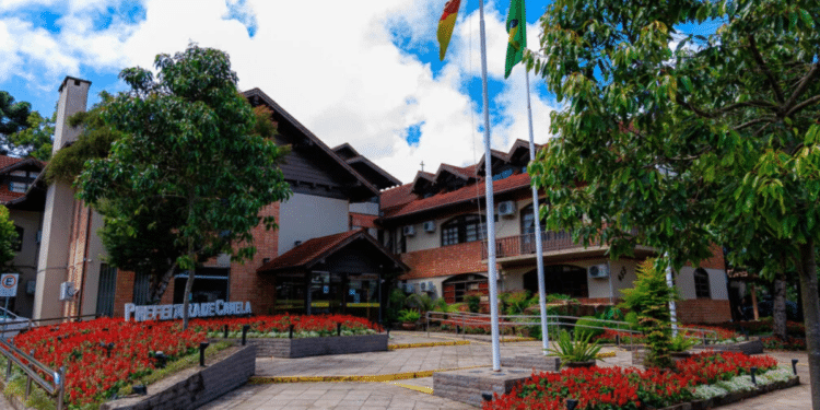Fachada da Prefeitura de Canela, no Rio Grande do Sul, relacionada ao concurso da Secretaria Municipal de Educação.
