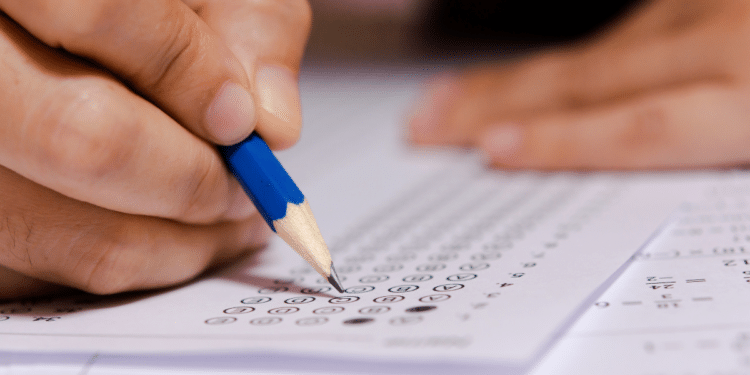 Candidato preenche cartão de respostas durante uma prova de concurso público.