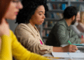 Candidatos estudam em biblioteca para se preparar para concursos públicos com vagas de níveis médio e superior.