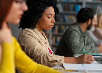 Candidatos estudam em biblioteca para se preparar para concursos públicos com vagas de níveis médio e superior.