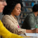 Candidatos estudam em biblioteca para se preparar para concursos públicos com vagas de níveis médio e superior.