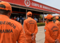 Bombeiros de Roraima em formação durante solenidade oficial em frente ao quartel do Corpo de Bombeiros Militar.