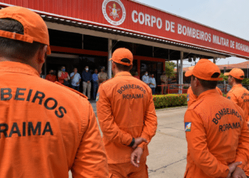 Bombeiros de Roraima em formação durante solenidade oficial em frente ao quartel do Corpo de Bombeiros Militar.