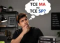 Imagem de um estudante se prepara para os concursos dos Tribunais de Contas do Maranhão e de São Paulo, que oferecem vagas para cargos de controle externo.