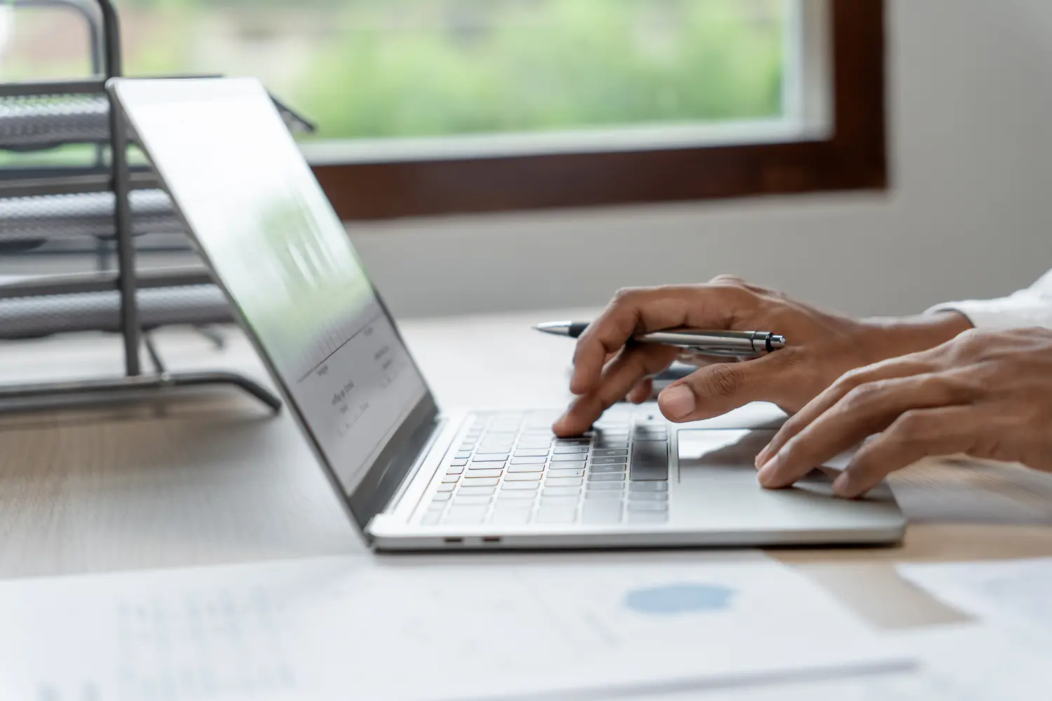 Inscrições abertas para concursos públicos TCE MA e TCE SP Pessoa utilizando notebook para realizar inscrição em concursos públicos com vagas abertas.