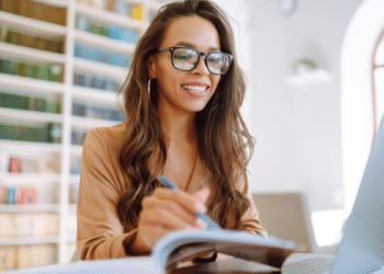 Candidata estudando para concursos municipais com editais abertos e salários de até R$ 4.685,19.