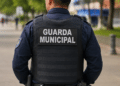 Guarda Municipal fardado realizando patrulhamento em área urbana, representando concursos públicos de segurança em 2026.