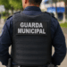 Guarda Municipal fardado realizando patrulhamento em área urbana, representando concursos públicos de segurança em 2026.
