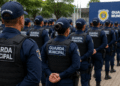 Guardas municipais fardados em formação representando concursos da Guarda Municipal no Ceará.